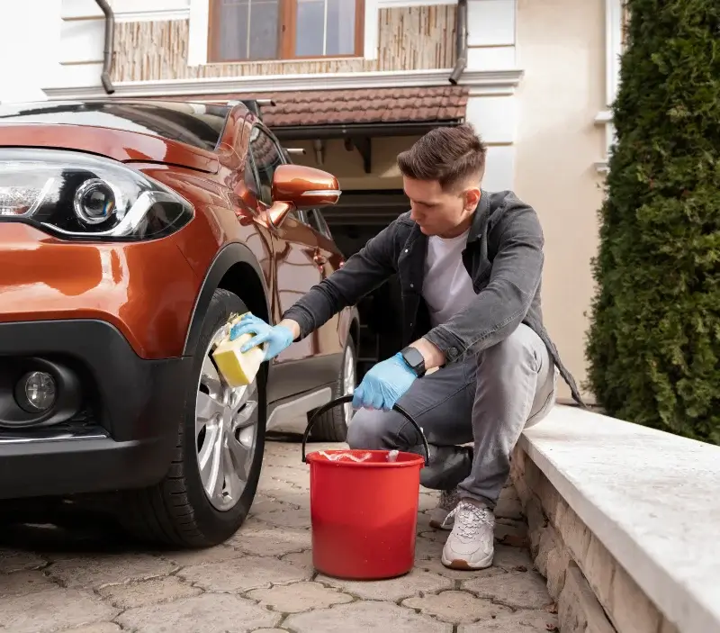 Lavage auto à domicile Saint-Germain-Lembron : professionnel intervenant sur un véhicule